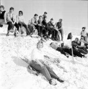 Skiurlauber aus der DDR in Spindelmühle (Riesengebirge, Tschechoslowakei)