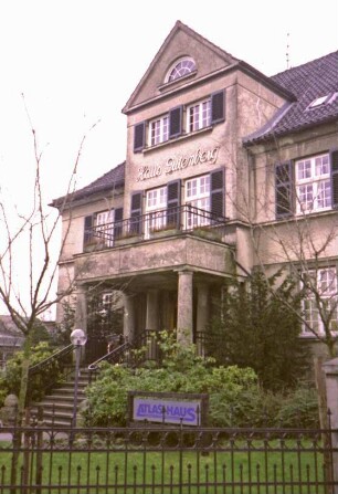 Hamburger Straße 7: Haus Gutenberg: Eingangsfront: Mittelrisalit mit Schriftzug, Freitreppe, Säulenvorbau, Eingangstür, Altan: in Vorgarten Schild "Atlas-Haus"