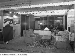Sitzgruppe "Potpourri" (Modell EW 711) : Ausstellungskoje des VEB Polstermöbelkombinat Oelsa-Rabenau mit Sitzgruppe "Potpourri" (1980; VEB Polstermöbelindustrie Oelsa)