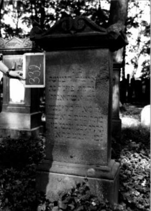 Grabstein 332 (Index: 100111954) Material: Sandstein Zustand: verwittert, beschädigt mit Textverlust Maße HxBxT: 138x62x35 cm Beschreibung: Stele, profilierter Sockel, Abdeckplatte mit Voluten Symbolik: Voluten: Grabstein 332