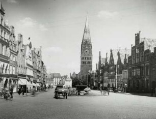 Lüneburg, Blick auf die Johanniskirche : Lüneburg. Am Sande. Blick nach Osten gegen den Turm der Johanniskirche