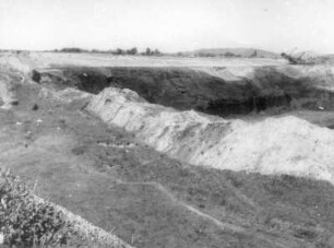 Zittauer Becken, Braunkohlentagebau Olbersdorf. Zustand nach Stilllegung (Beginn des Absaufens). Blick über Abraumablagerung auf die ehemalige Abbaufront