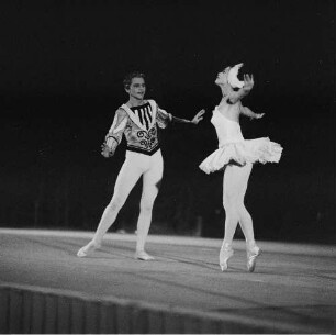 Schwanensee in Meißen 1955 : Ballett "Schwanensee" von Peter Tschaikowski im Burghof der Albrechtsburg Meißen. Mit Ballett und Orchester der Sächsischen Staatsoper Dresden