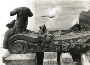 Volute mit Sitzfigur-Torso vom Torpfeiler der Toranlage, Westseite (1756/1763; G. Knöffler). Sandstein. Dresden-Altstadt, Taschenbergpalais (Zustand vor der Restaurierung)