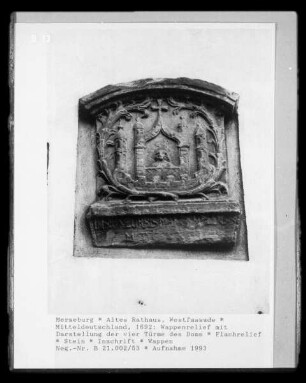 Wappenrelief mit Darstellung der vier Türme des Doms