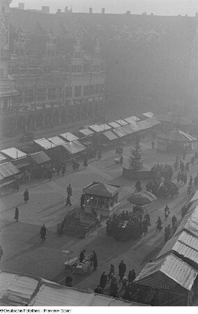 Stände und Besucher auf dem Weihnachtsmarkt sowie die Ost- und Südseite des Marktplatzes