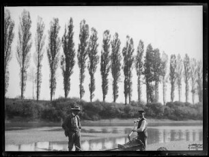 Wilhelm Paulcke (?) und ein Goldwäscher bei der Arbeit am Rhein [bei Philippsburg]