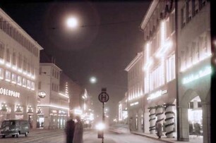 Freiburg: Kaiserstraße in Weihnachtsbeleuchtung, Haltestelle am Bertoldsbrunnen