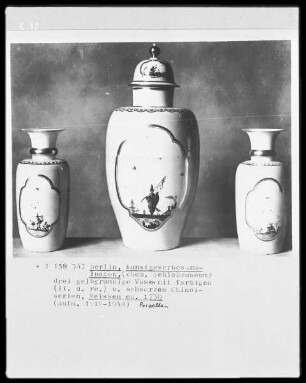 Gelbgrundige Vase mit farbigen und schwarzen Chinoiserien