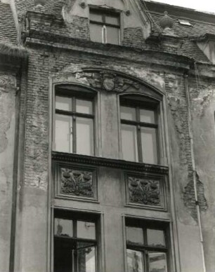 Görlitz, Landeskronstraße 14. Wohnhaus (um 1905). Obergeschossfenster