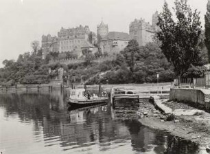 Bernburg/Saale, Schloss Bernburg, Ansicht vom Saaleufer mit Fähre