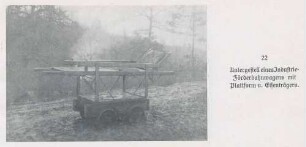 Foto eines Untergestells eines Industrie-Förderbahnwagens mit Plattform und Eisenträgern und einer Tragbahre