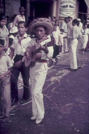 Reisefotos Panama. Panama City, Avenida Central. Zuschauer und Teilnehmer eines Festumzuges am Straßenrand (vielleicht zum Karneval)