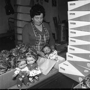Babenhausen. Firma Schöberl, Becker und Co.. Verpacken der Puppen in Kartons mit dem Aufdruck Cellba (Zusammensetzung aus Celluloid und Babenhausen)