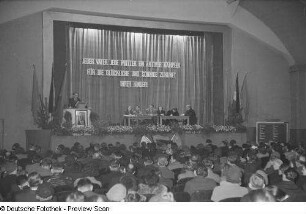 Podium und Plenum der Elternbeiratswahl der 42. Grundschule im Filmpalast