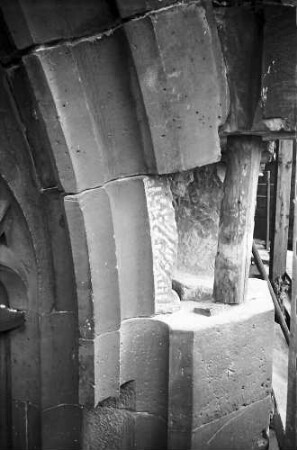 Freiburg: Fehlender Stein im Maßwerk, gotischer Bogen