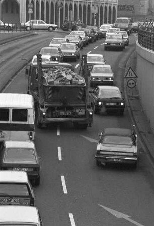 Verkehrsstau am Schlossplatz im Zusammenhang mit Bauarbeiten vor der Staatlichen Kunsthalle