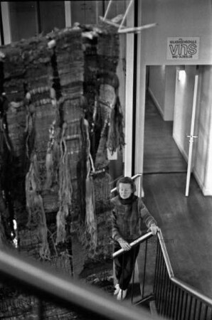 Rathaus: Ausstellungsaufbau im Treppenhaus mit Objekten von Edith Schaar: Künstlerin mit ihrem Webobjekt