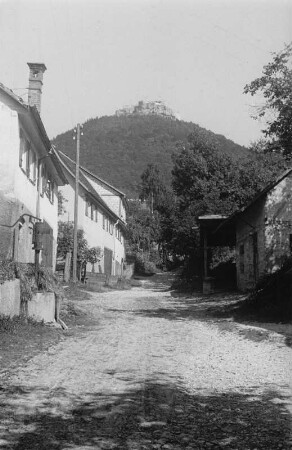 Burg Hohenneuffen : Straße mit Blick auf die Burg Hohenneuffen