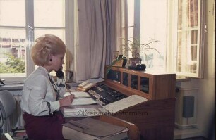 Stormarnhaus: Mitarbeiterin an der Telefonanlage