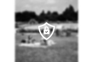 Freibad: Reeshoop: Nichtschwimmerbecken mit Rutsche: Kinder: vorne Frauen mit Kindern an Bänken, Papierkorb: zwei junge Frauen auf Liegewiese