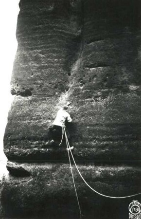 Sächsische Schweiz, Affensteine. Wolfsturm. Seilschaft Oswald Kunis (mit Schwebesicherung) über dem Ring des Alten Weges (Westwand, VIIb)