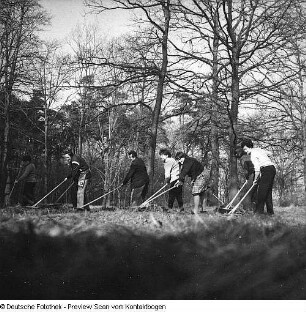 VMI (Volkswirtschaftliche Masseninitiative) Frühjahrsputz: Sachsenwerk und WBA 3 (Wohnbezirksausschuß) im Waldpark