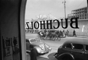 Bukarest: Libraria Buchholz, Blick von der Leiter aus dem Fenster, näher