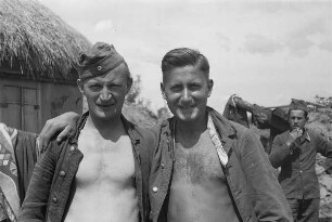 Zweiter Weltkrieg. Zur Einquartierung. Sowjetunion. Porträt zweier Wehrmachtsangehöriger im Freien
