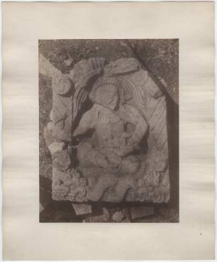 Plastik, eine sitzende Figur, die von Schlangen umrahmt wird, darstellend. "Skulptur sich windender Schlangen". Westhof.