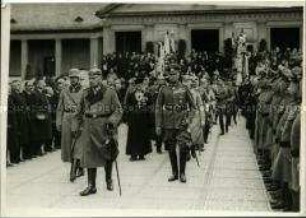 Reichspräsident von Hindenburg bei der Beerdigung von General Hermann von François