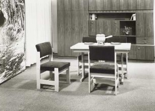 Stuhl mit gepolsterter Sitzfläche und Rückenlehne (Modell N 2) : Wohnzimmermöbel. Eßtisch mit vier Stühlen (1978; VEB Vereinigte Sitzmöbelindustrie Neuhausen)