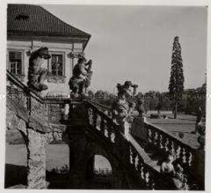 Das hunderttürmige Prag, Schloss Troja, Stiege
