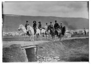 Akureyri (Island). Passagiere des Hochseepassagierdampfers "Victoria Luise" auf Islandpferden. Blick über die Strandgata zum Eyjafjord (nach Osten)