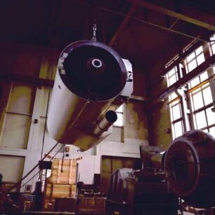 Schwebendes Rohr in der astronomischen Werkhalle des VEB Carl Zeiss Jena