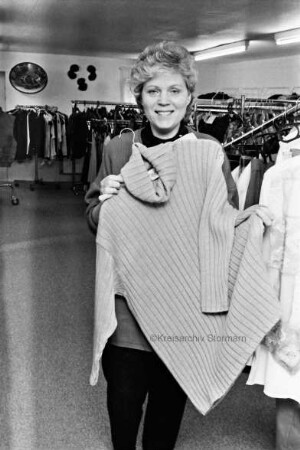 Linau: Strickwarenfabrik: Marianne Suwaj zeigt einen Rollkragenpullover