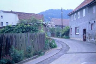 Eine vom Dorfplatz wegführende, gekrümmte Sackgasse, Bauernhäuser