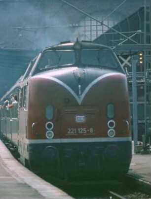 Stuttgart Hbf. Lok 221 104 DC 481 Stuttgart-Zürich Abfahrt