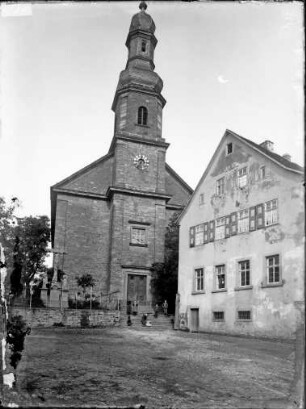 Hainstadt, Pfarrkirche und Schule