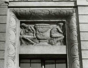 Relief mit weiblichen Trauernden und Urne