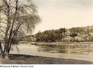 Wachwitz (Dresden-Wachwitz). Stadtteilansicht mit Anlegestelle "Wachwitz" am Dampfschiff-Restaurant gegen die Villa "Wollner". Blick vom linken (Tolkewitzer) Ufer über die Elbe nach Norden