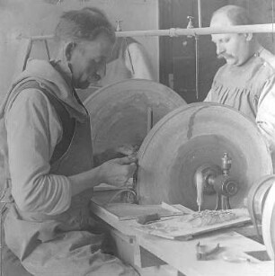 Einrunden der Gläser : Technikgeschichte | Technologie | Optische Industrie | Brillen | Emil Busch AG Rathenow