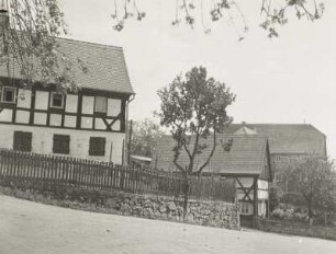 Rosenthal bei Hirschfelde, Gehöft mit Einfriedung auf Bruchsteinstützmauer, Straßenansicht