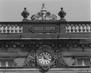 Görlitz, Postplatz 1. Postamt (1887/1889). Detail: Balustrade (Teilansicht) mit Zierelement und Uhr