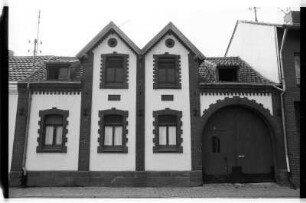 Wohnhaus mit Tor