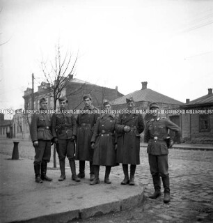 Deutscher Soldat mit kroatischen Soldaten in Donezk
