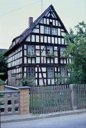 Bauernhausgiebel und Vorgarten