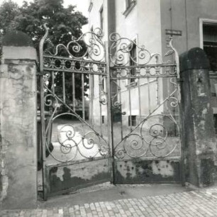 Dresden-Trachau, Wilder-Mann-Straße 3/5. Doppelwohnhaus. Hoftor (Nr. 3)