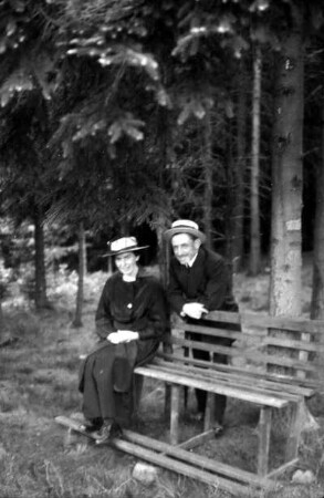 Paar bei Rast auf der Waldbank