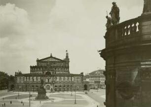 Theaterplatz : Dresden, Theaterplatz von der Hofkirche nach Westen mit Denkmal und Opernhaus